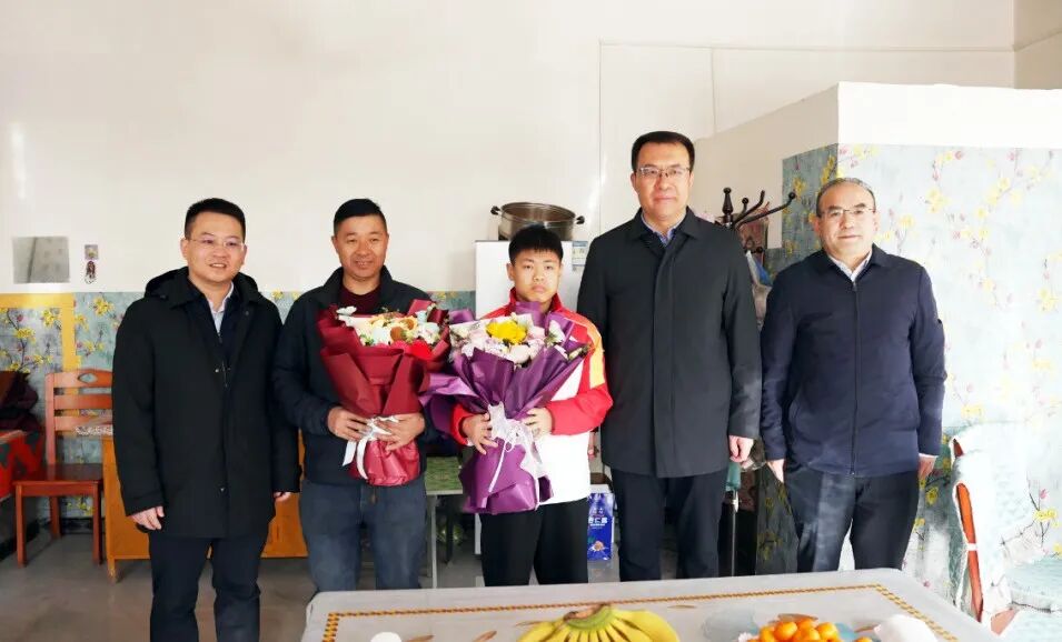 西吉县两名残特奥会运动员载誉返乡 市县领导看望慰问